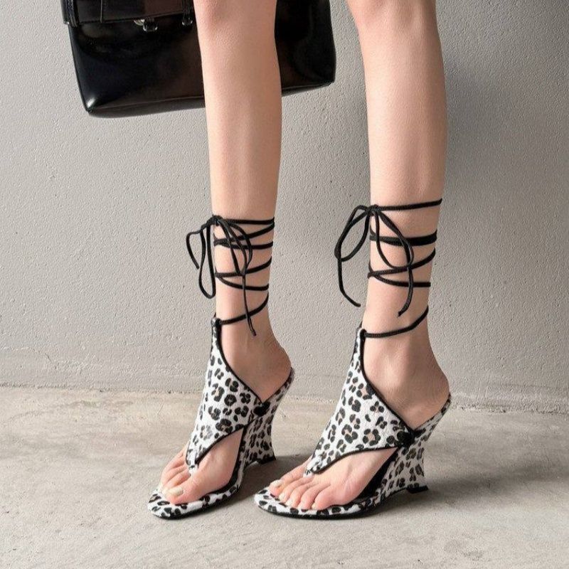 Damen Wedge-Sandalen mit animalischem Print und raffinierten Riemen EB