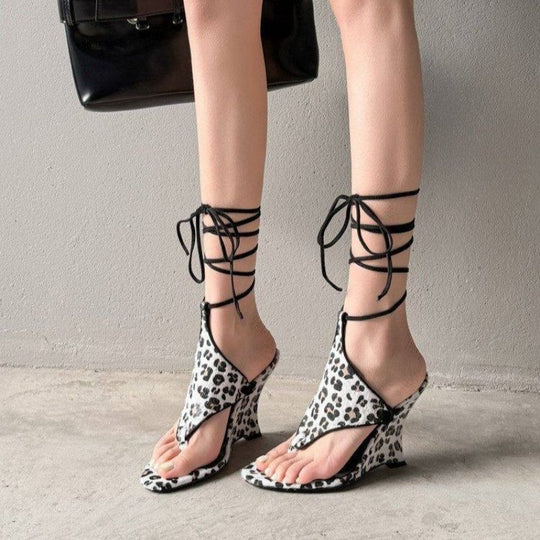Damen Wedge-Sandalen mit animalischem Print und raffinierten Riemen EB