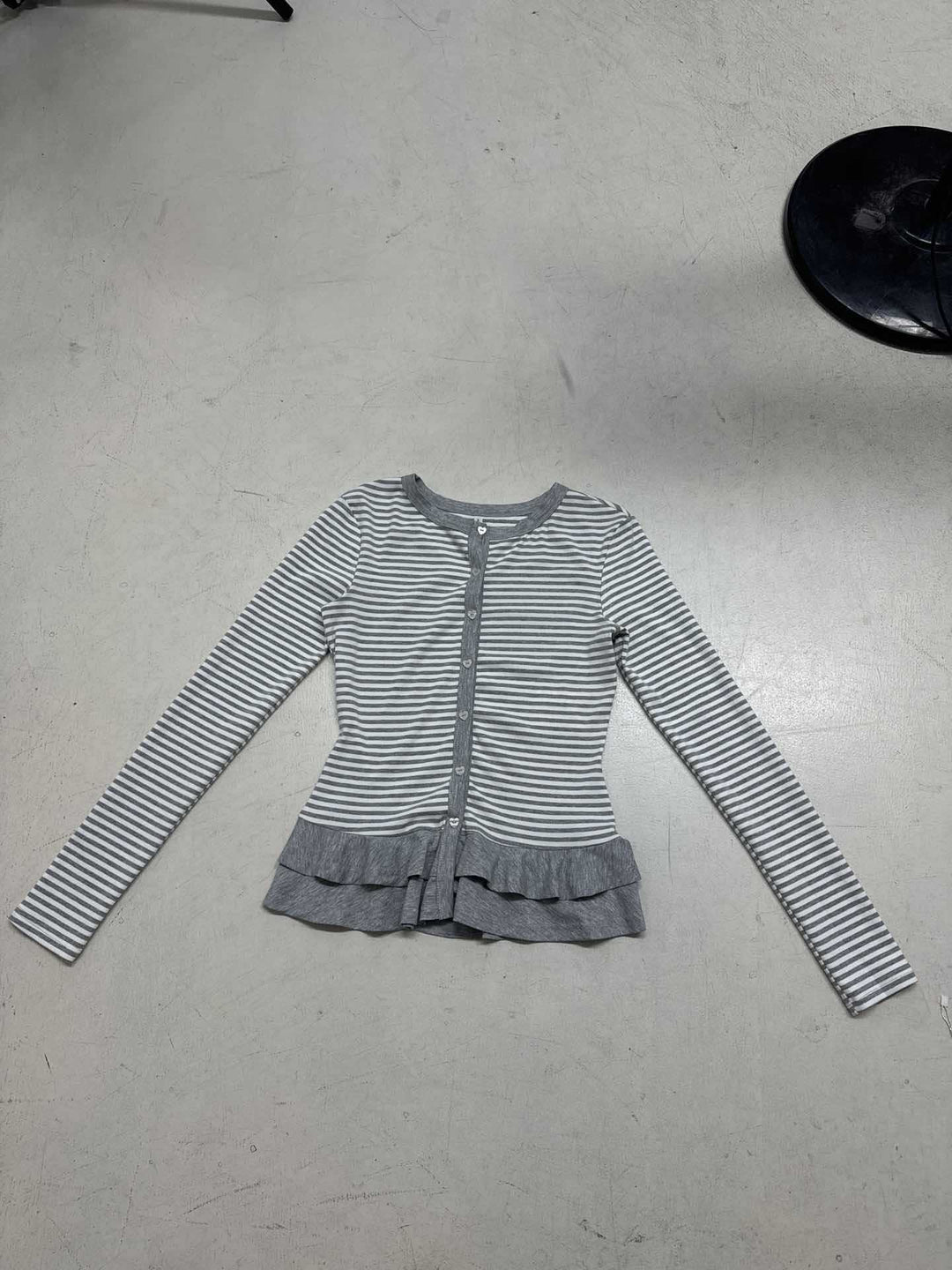 Damen nan feiner Kurzcardigan mit Knopfleiste, Spitzenkragen und welligem Saum EB