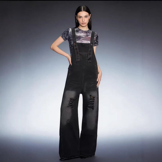 Damen nan moderne Baggy-Latzhose aus pigmentgefärbtem Stretch-Denim mit verstellbaren Trägern und sichtbaren Rissen EB