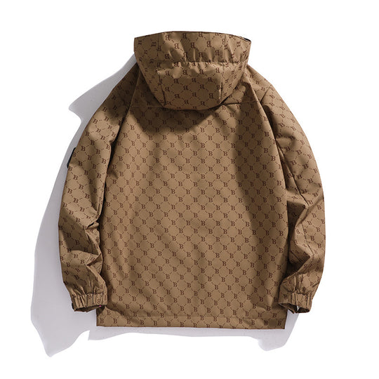 Herren Kapuzen-Softshelljacke mit Allover‑Monogramm, atmungsaktivem Meshfutter und Reißverschlusstaschen EB