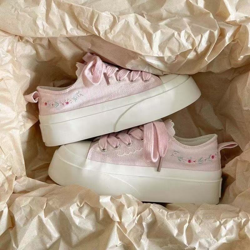 Damen Modische Plateau-Sneaker mit floralen Applikationen und atmungsaktiver Sohle EB