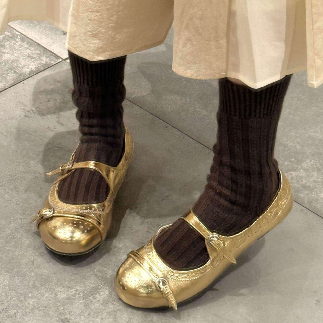 Damen elegante Ballerinas mit schimmerndem Riemchen und dekorativen Pünktchen EB