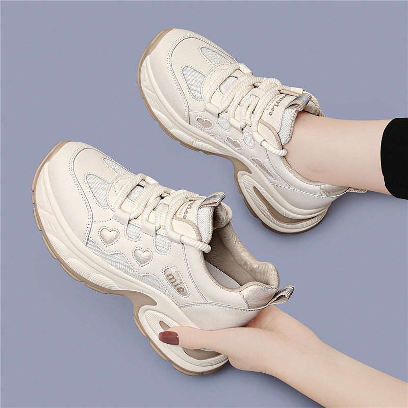 Damen Sportliche Chunky Sneakers mit Herz-Details und dämpfender Sohle EB