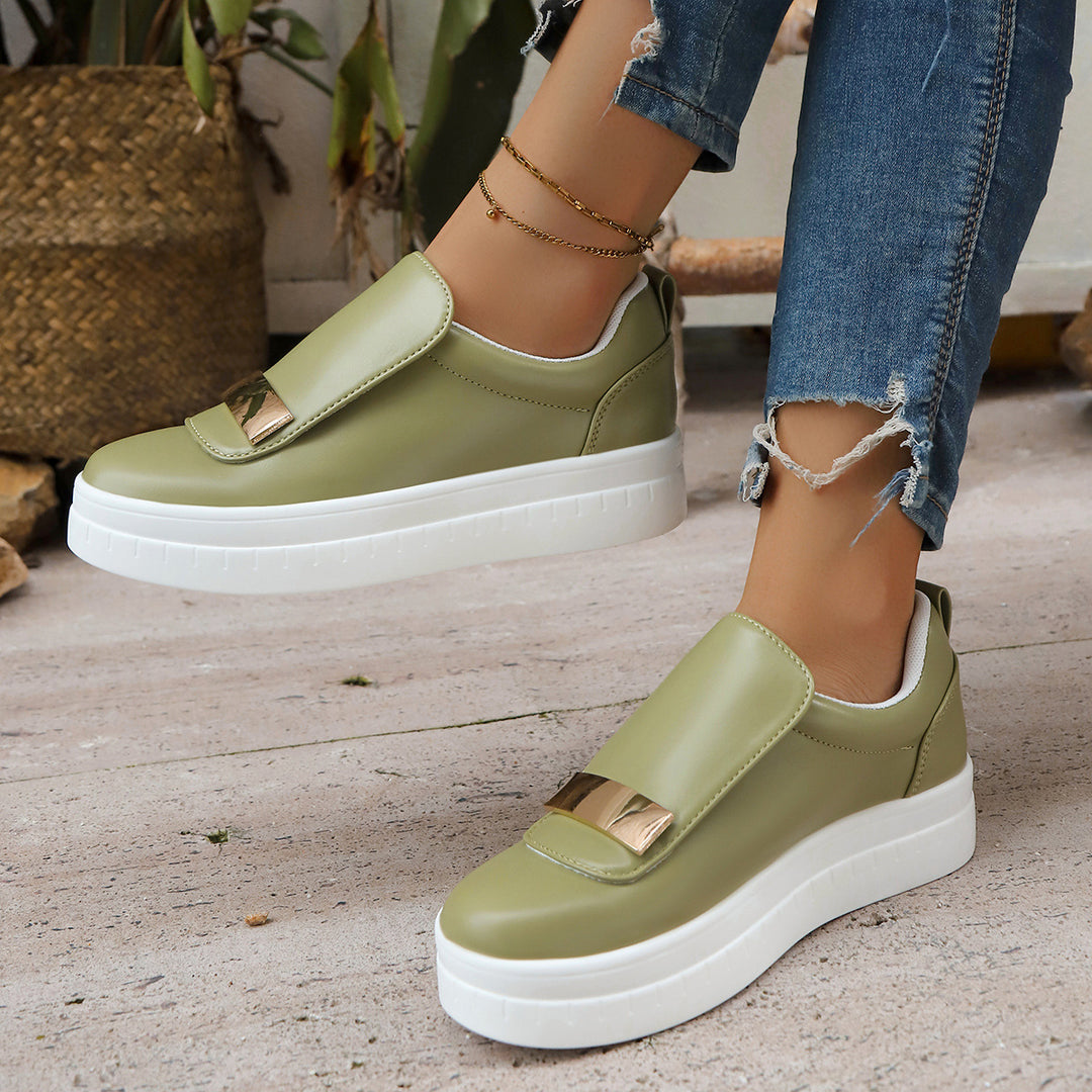 Damen  Slip-On Plateau-Sneaker mit dekorativer Metallapplikation und gepolstertem Komfortfußbett EB