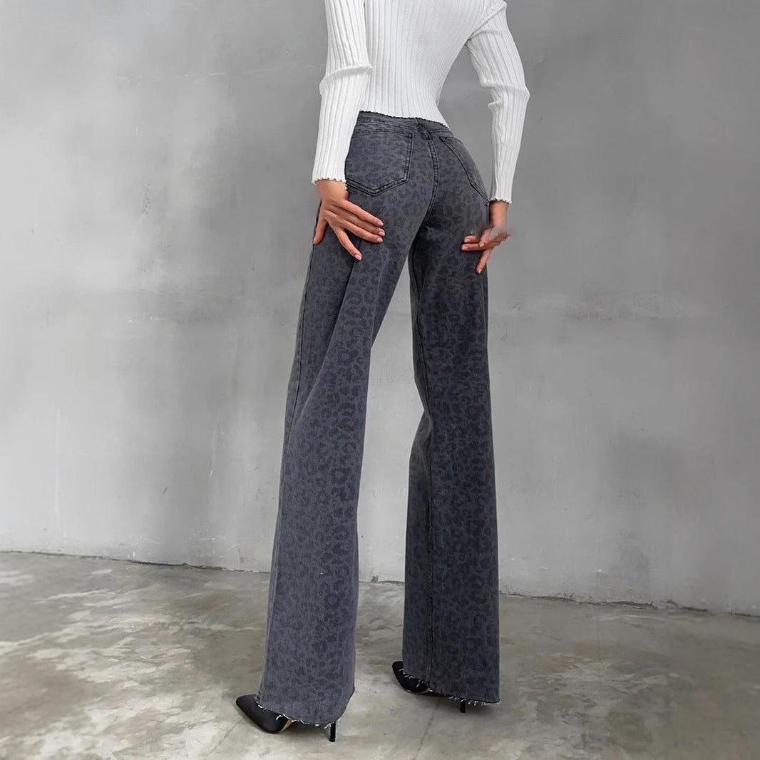 Damen Highwaist Schlagjeans mit dezenter Leo-Print, weitem Bein und rohem Saum Eichborn Berlin