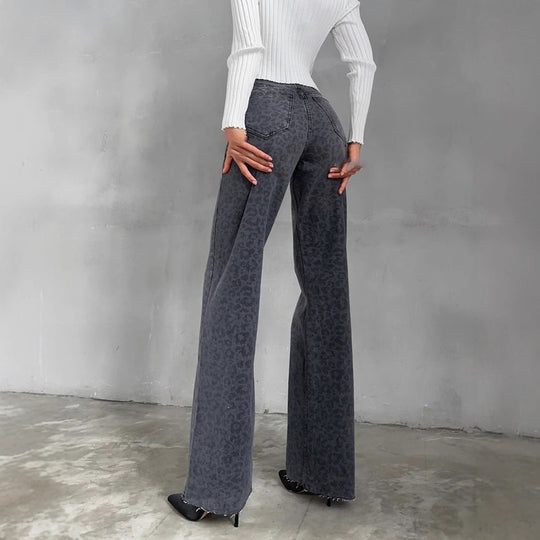 Damen Highwaist Schlagjeans mit dezenter Leo-Print, weitem Bein und rohem Saum Eichborn Berlin