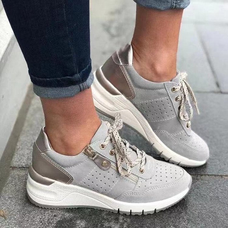 Damen Chunky-Plateau-Sneaker mit perforiertem Velours, gepolstertem Komfortfußbett und Metallic-Fersenaufbau EB