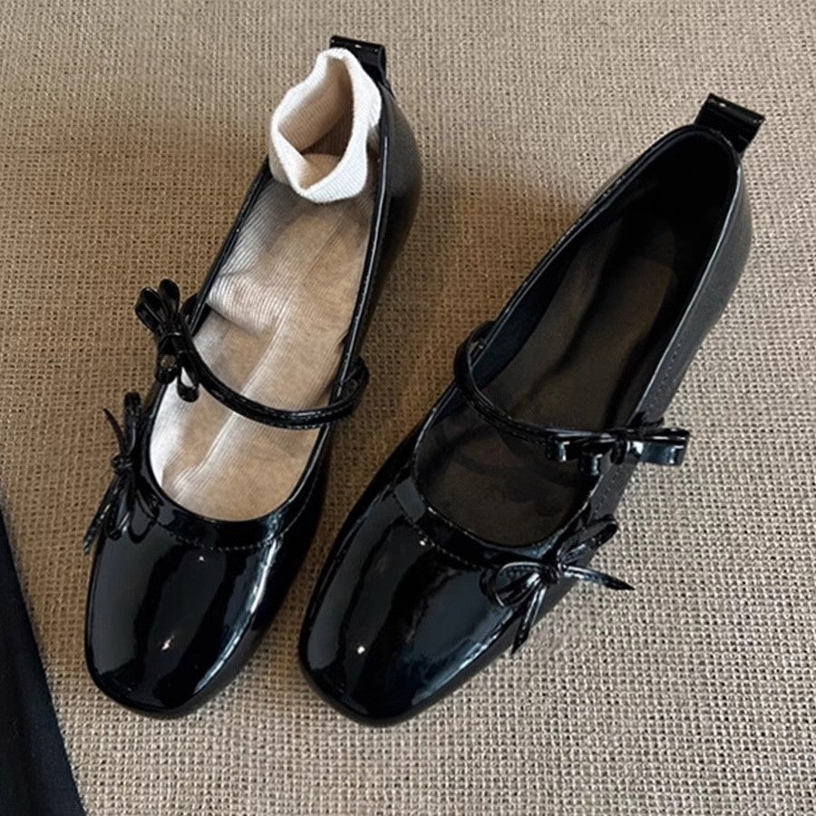 Damen Ballerina-Schuhe mit schimmernder Oberfläche und verspieltem Riemen EB