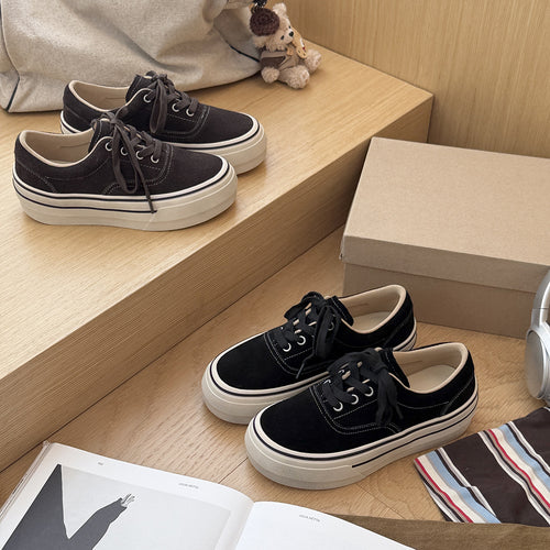 Damen Sneakers mit klassischer Schnürung und robustem Gummiboden EB