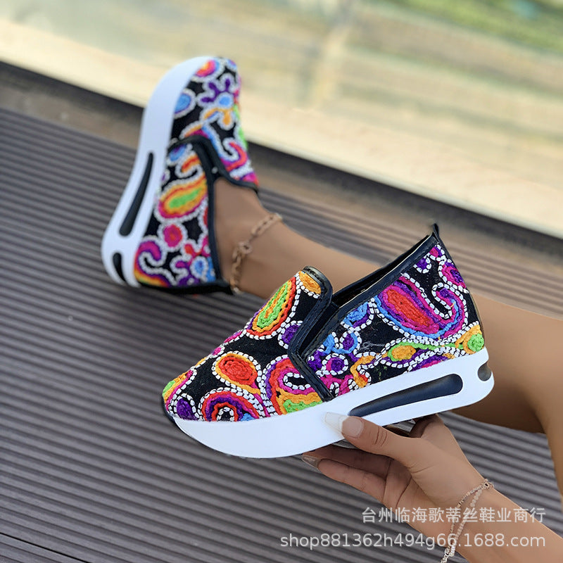 Damen modische Slip-On Sneakers mit buntem Stickdesign EB
