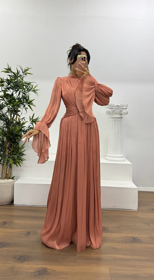 Damen Maxikleid mit figurschmeichelndem Schnitt und eleganter Raffung EB