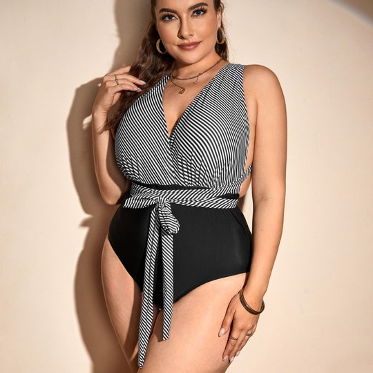 Damen Einteiler Badeanzug mit Wickeldetail und trendigem Streifenmuster EB
