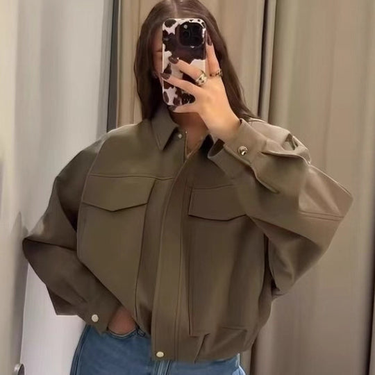 Damen nan oversized kurze Utility-Blousonjacke mit Hemdkragen, großen aufgesetzten Pattentaschen und tailliertem Bündchen EB
