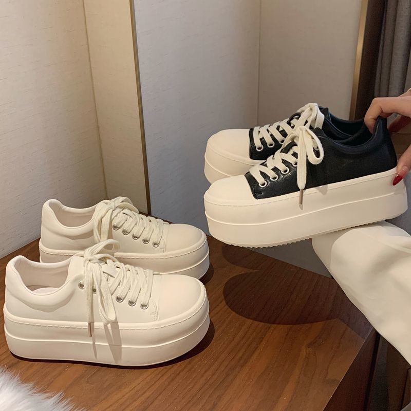 Damen Retro Plateausneaker mit zweifarbiger Lederoptik und extrahoher Gummiplattform EB