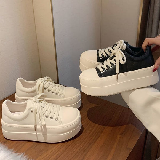 Damen Retro Plateausneaker mit zweifarbiger Lederoptik und extrahoher Gummiplattform EB