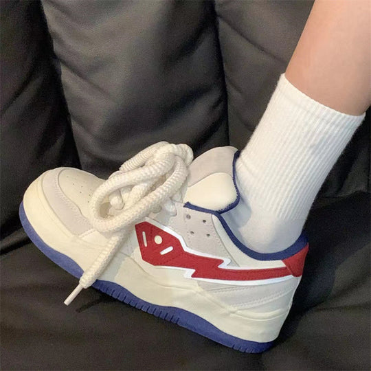 Damen modische Low-Top Sneakers mit breiten Schnürsenkeln und dekorativem Logo EB