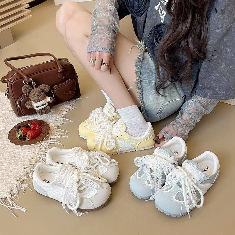 Damen Sneaker mit eleganten Spitzenakzenten und komfortabler Dämpfung EB