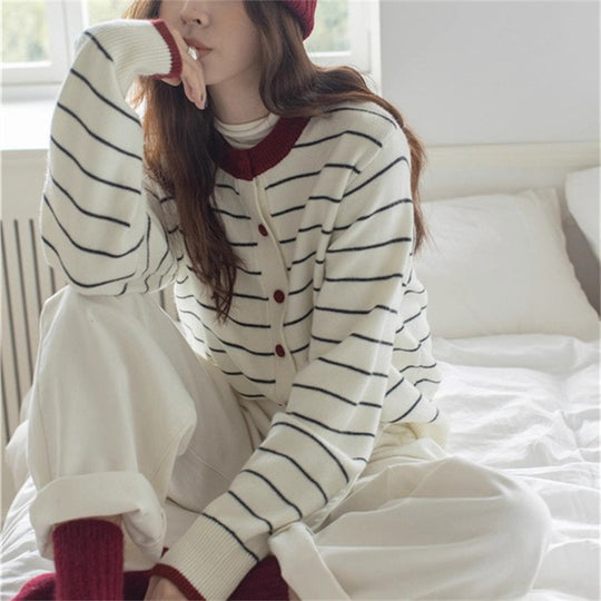 Damen gemütlicher Strickcardigan mit jugendlichem Streifenmuster und praktischem Knopfverschluss EB