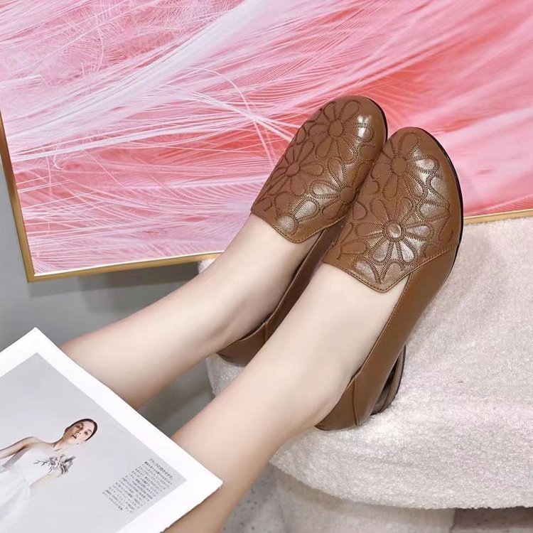 Damen nan elegante gepolsterte Lederloafer mit floral geprägter Oberfläche und mittelhohem Blockabsatz EB