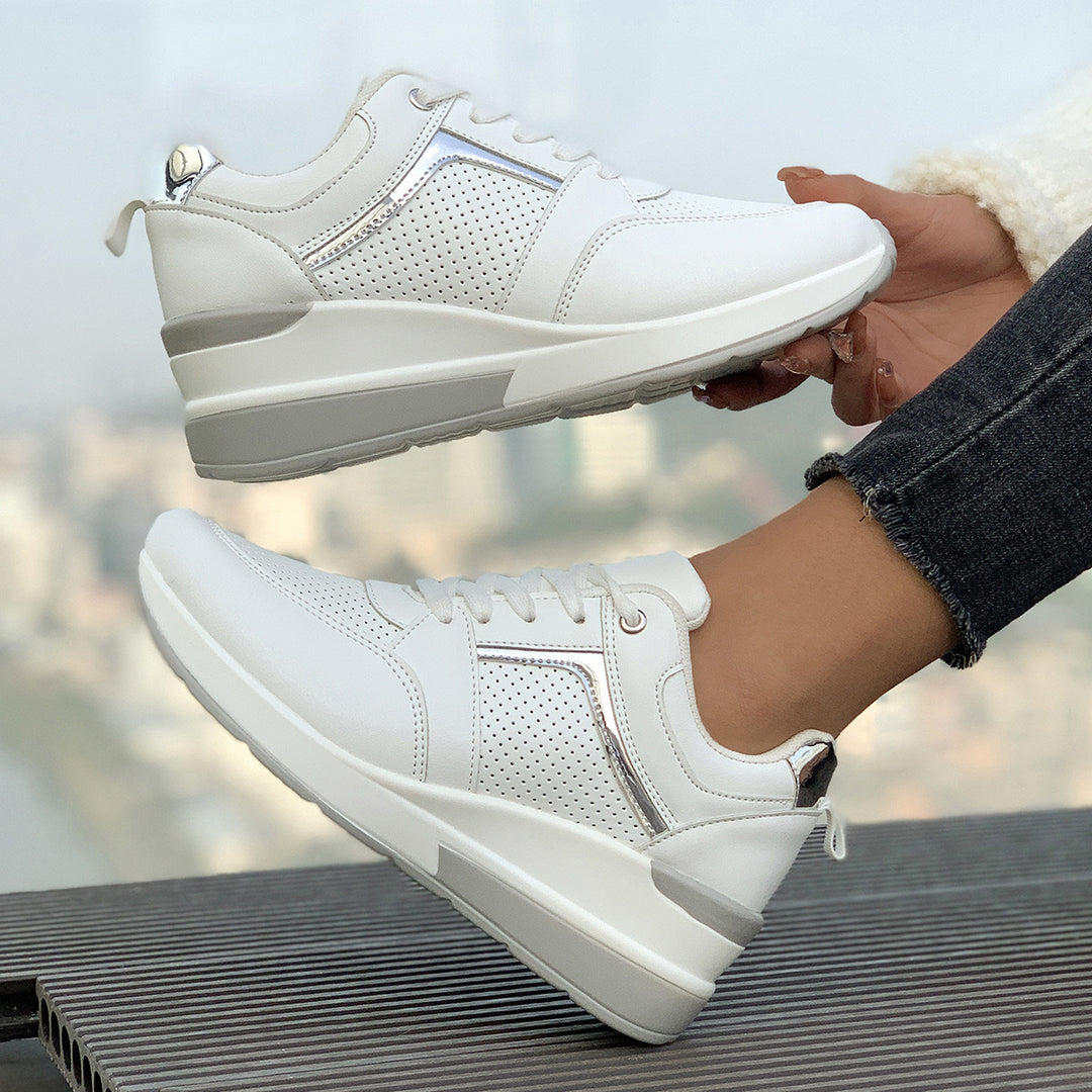 Damen Keilabsatz-Sneaker mit perforierten Einsätzen und Metallic-Details EB