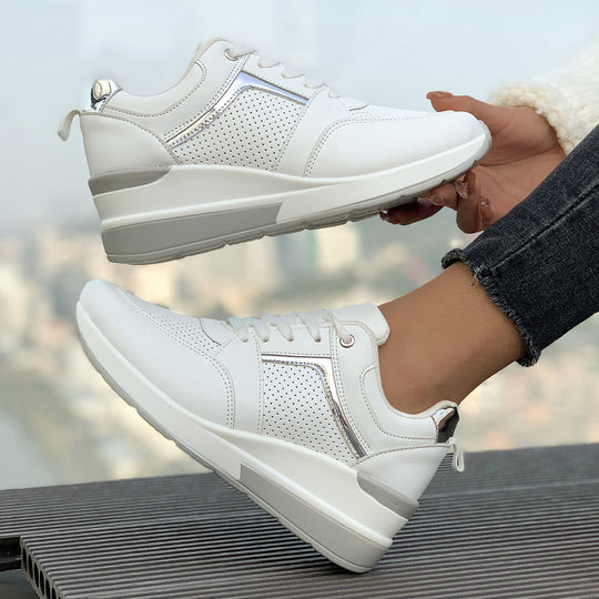 Damen Keilabsatz-Sneaker mit perforierten Einsätzen und Metallic-Details EB