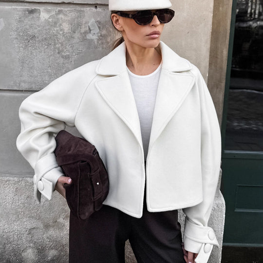 Damen Modische Cropped Jacke mit markanten Knopfdetails EB