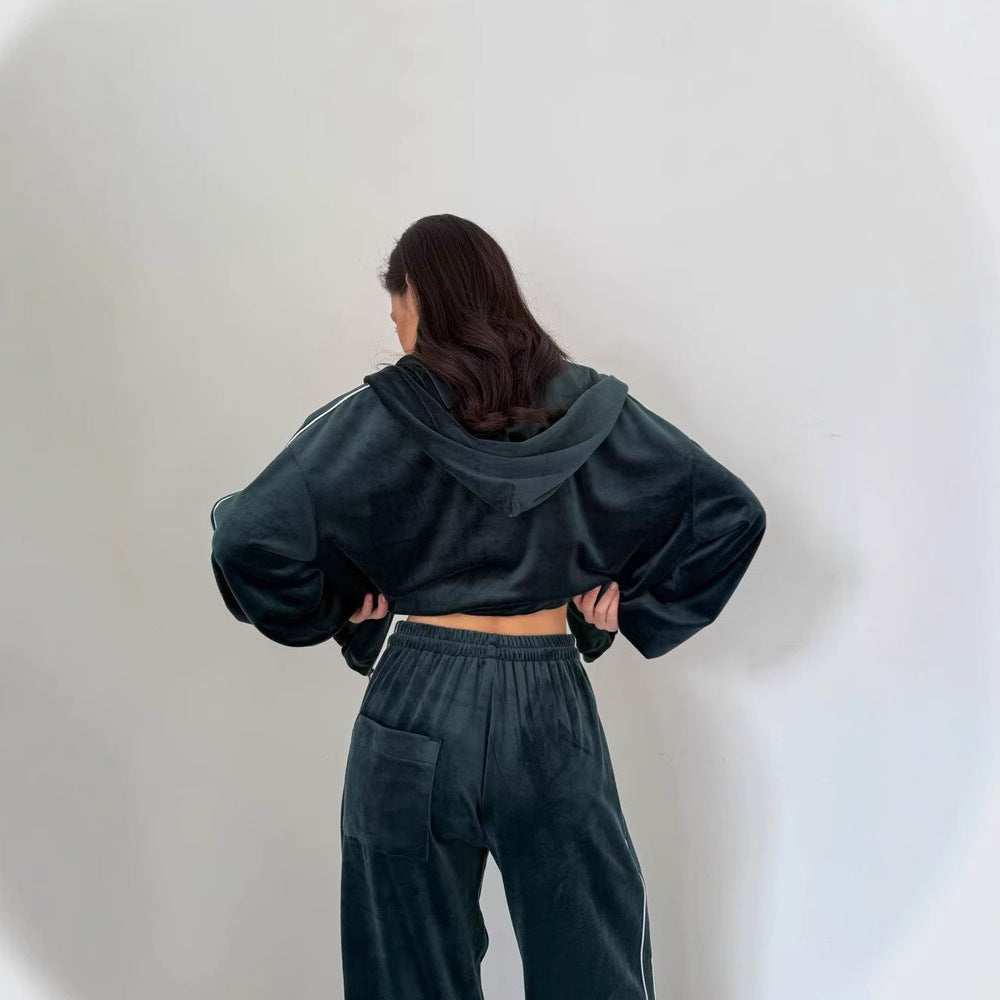 Damen dreiteiliges Samt-Lounge-Set mit Bandeau-Top, Kapuzen-Zipjacke und weiter High-Waist Palazzo-Hose Eichborn Berlin