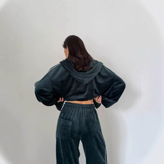 Damen dreiteiliges Samt-Lounge-Set mit Bandeau-Top, Kapuzen-Zipjacke und weiter High-Waist Palazzo-Hose Eichborn Berlin