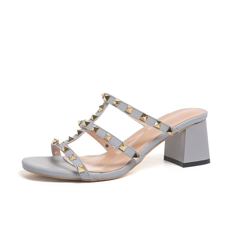 Damen Design-Sandalen mit Nietenakzenten und modernem Blockabsatz EB