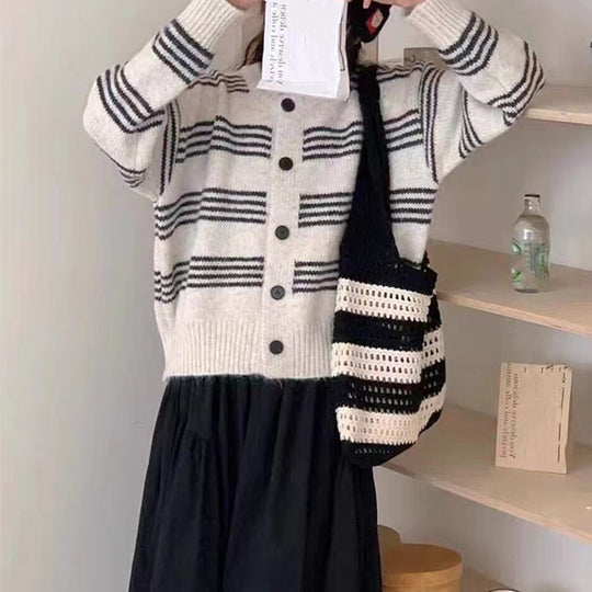 Damen modische Strickjacke mit feiner Streifenstruktur und dekorativen Knöpfen EB
