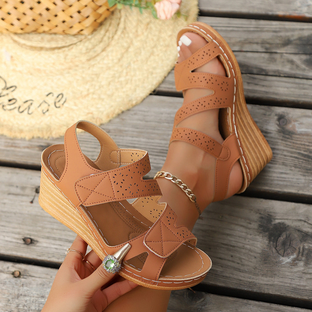 Damen Wedge-Sandaletten mit verzierten Riemen EB