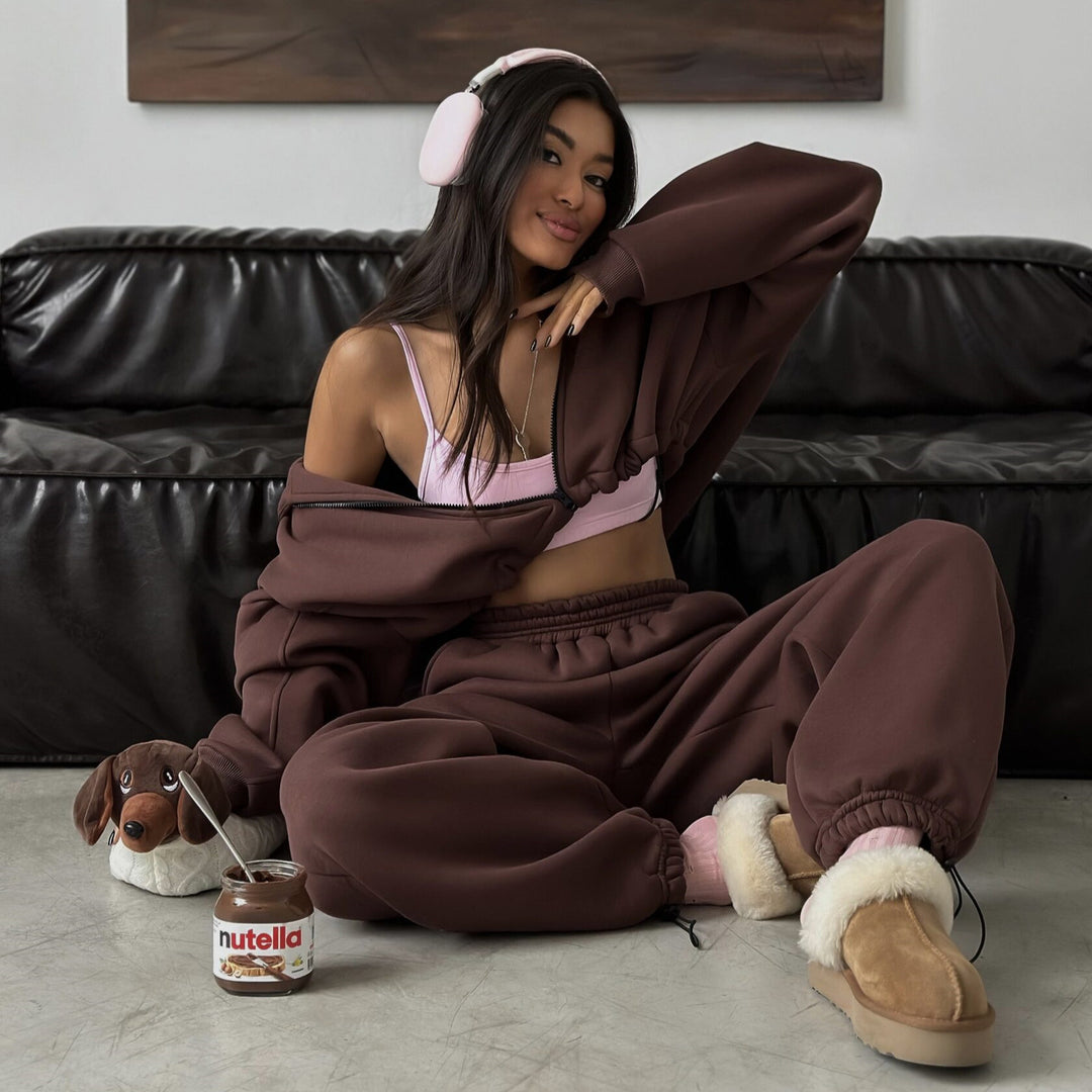 Damen kurzes Oversize-Scuba-Zip-Hoodie mit Tunnelzug und figurformender High-Waist-Jogginghose Eichborn Berlin