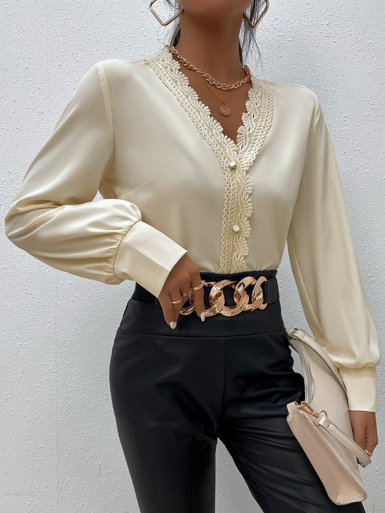 Damen Elegante Bluse mit Spitzenbesatz und Knopfdetails EB
