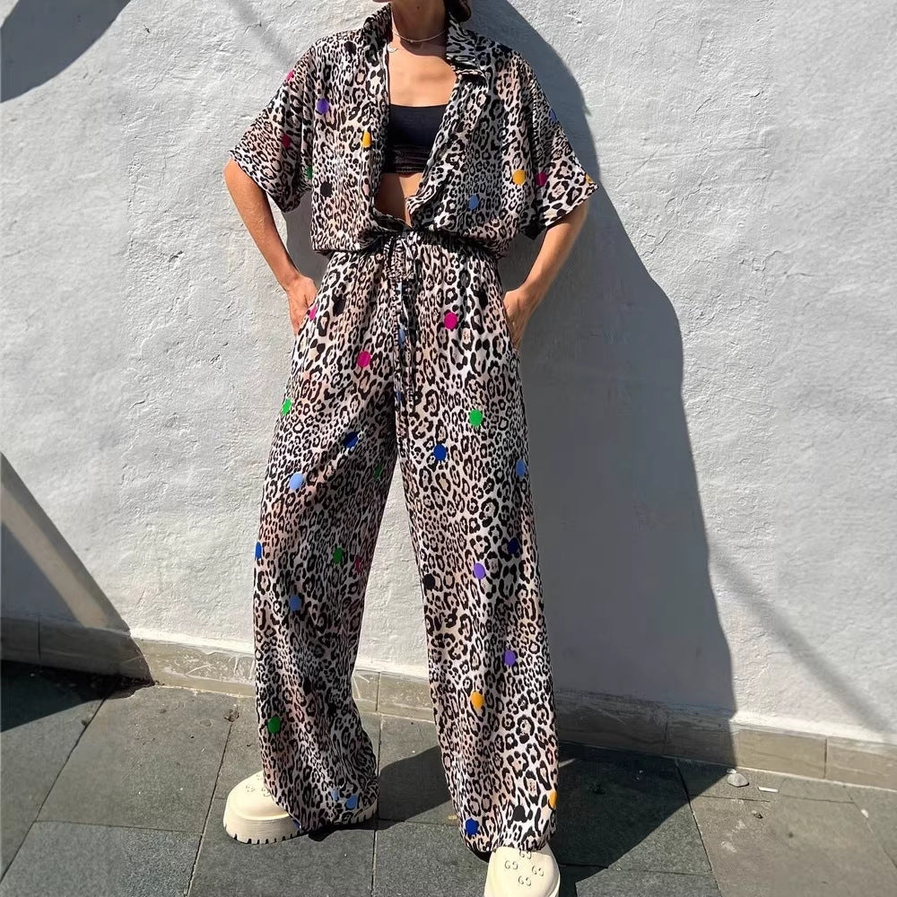 Damen zweiteiliges Safari-Print Loungewear-Set mit kurzärmeliger Hemdbluse und weitem hochgeschnittenen Palazzohose Eichborn Berlin