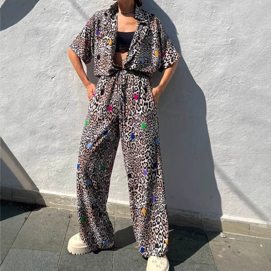 Damen zweiteiliges Safari-Print Loungewear-Set mit kurzärmeliger Hemdbluse und weitem hochgeschnittenen Palazzohose Eichborn Berlin