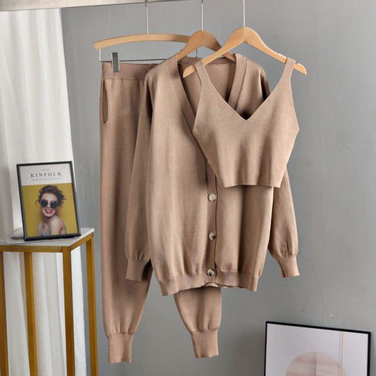 Damen stilvolles Strickset mit Knopfdetaillierung EB