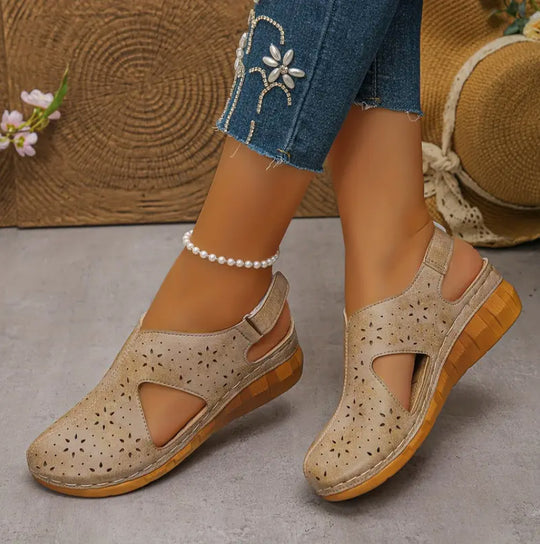 Damen Bequeme Clogs mit durchbrochenem Design und anatomischem Fußbett EB