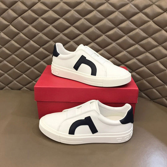 Damen Athletische Slip-On Sneakers mit modischem Akzent von EB