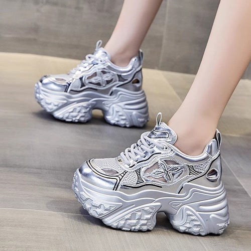 Damen Sportliche Plateau-Sneaker mit innovativem Oberflächen-Design EB