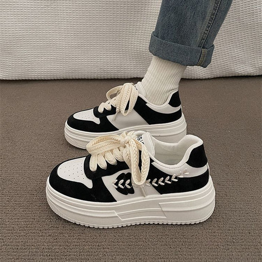 Damen Sportliche Plateausneaker mit kontrastierendem Obermaterial und innovativem Schnürsystem EB