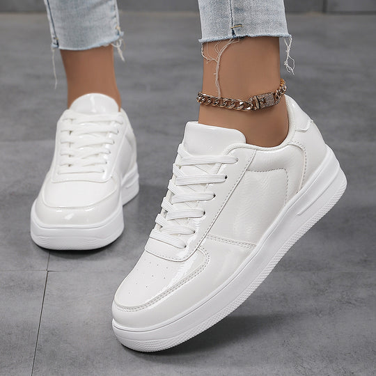 Damen Sportliche Sneakers mit Hochglanz-Oberfläche und rutschfester Sohle EB