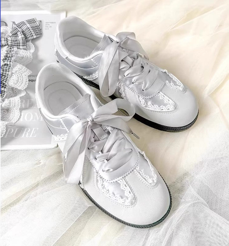 Damen Sneakers mit elegantem Satinband und feinen Häkelverzierungen EB