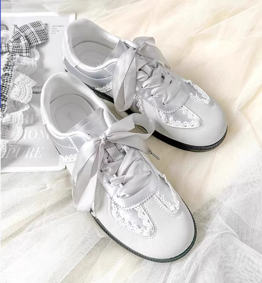 Damen Sneakers mit elegantem Satinband und feinen Häkelverzierungen EB