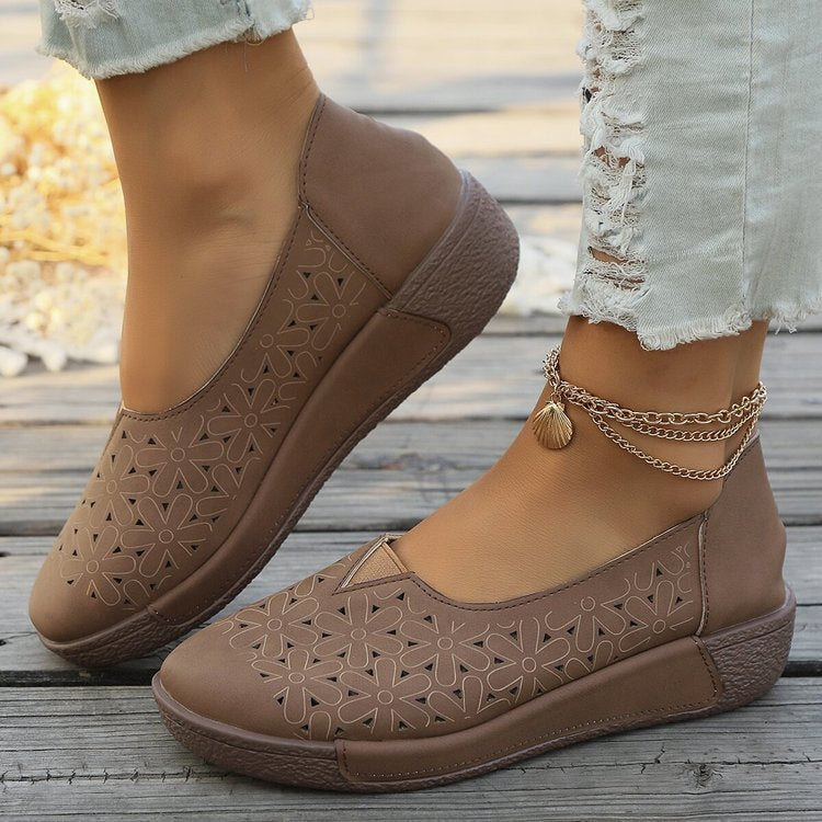 Damen bequeme Slipper mit luftiger Blumenstanzung EB
