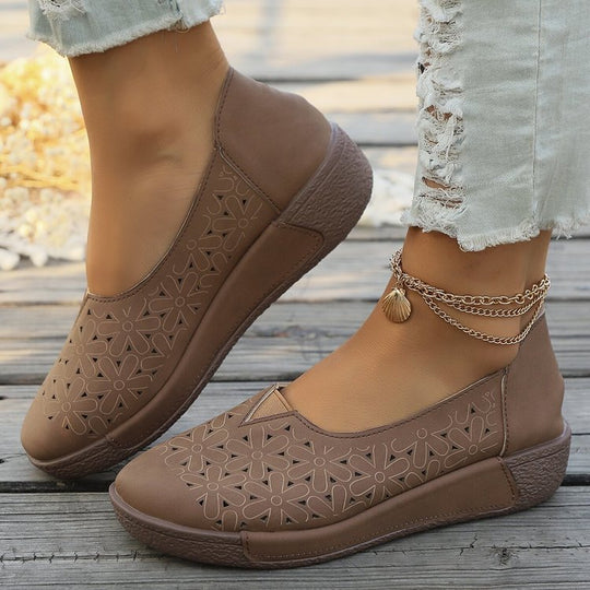 Damen bequeme Slipper mit luftiger Blumenstanzung EB
