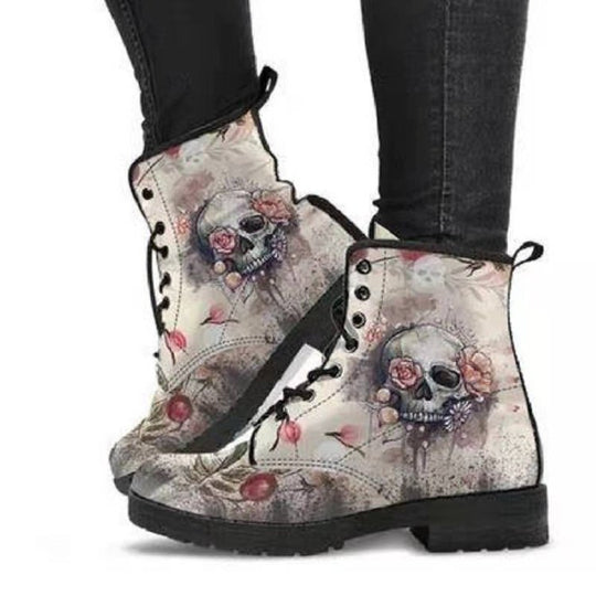 Damen nan modische knöchelhohe Schnür-Bikerboots mit auffälligem Totenkopf-Rosen-Print und robuster Profilsohle EB