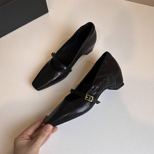 Damen elegante Pumps mit modischem Riemchen und komfortablem Blockabsatz EB