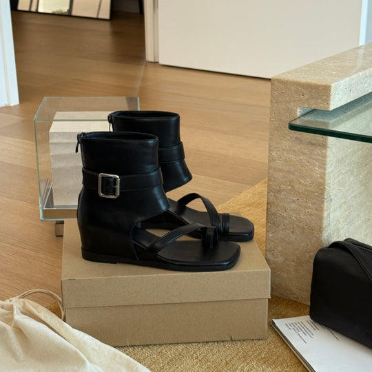 Damen Offene Couture-Stiefel mit modischem Riemendesign EB