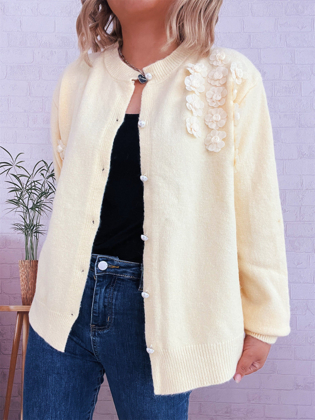 Damen Strickjacke mit floralem Design und eleganten Perlenknöpfen EB